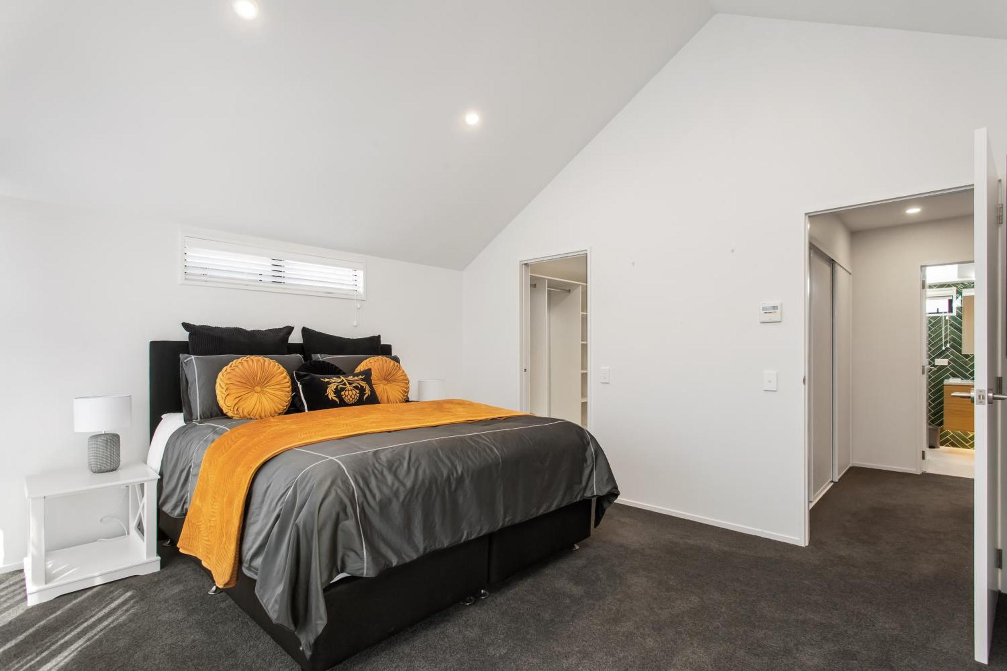A Luxurious Retreat Sleeps 6 * Christchurch
